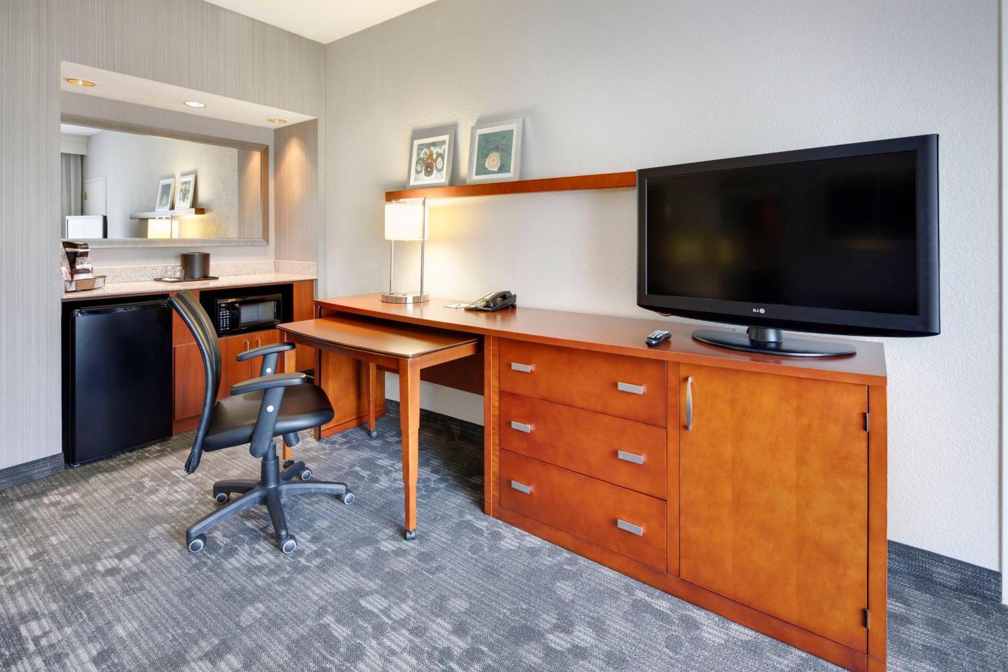 Courtyard By Marriott Atlanta Windy Hill/Ballpark Hotel Bagian luar foto