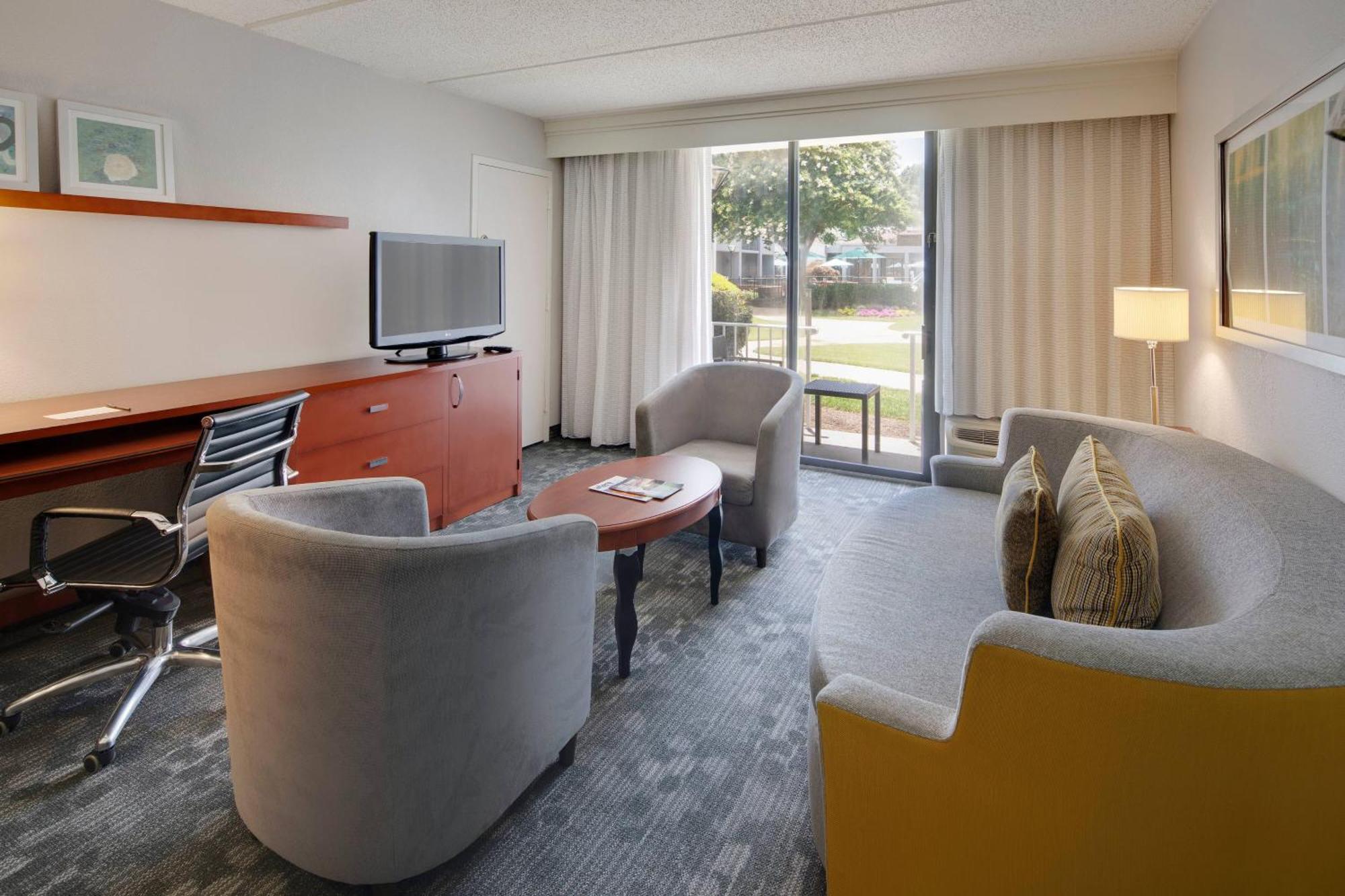 Courtyard By Marriott Atlanta Windy Hill/Ballpark Hotel Bagian luar foto